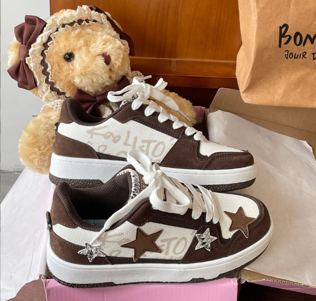 Zapatillas retro versátiles para amantes del Pentagrama - Nuevas sneakers estilo port niche