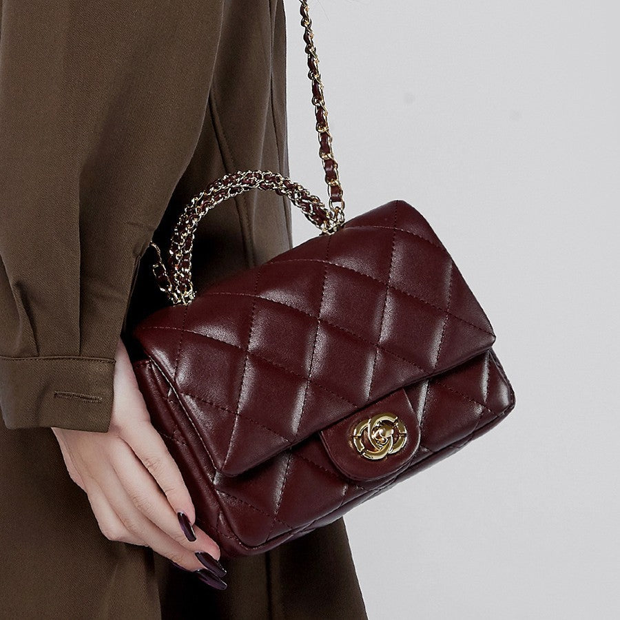 Bolso de Mano con Cadena Metálica y Diseño de Rombos