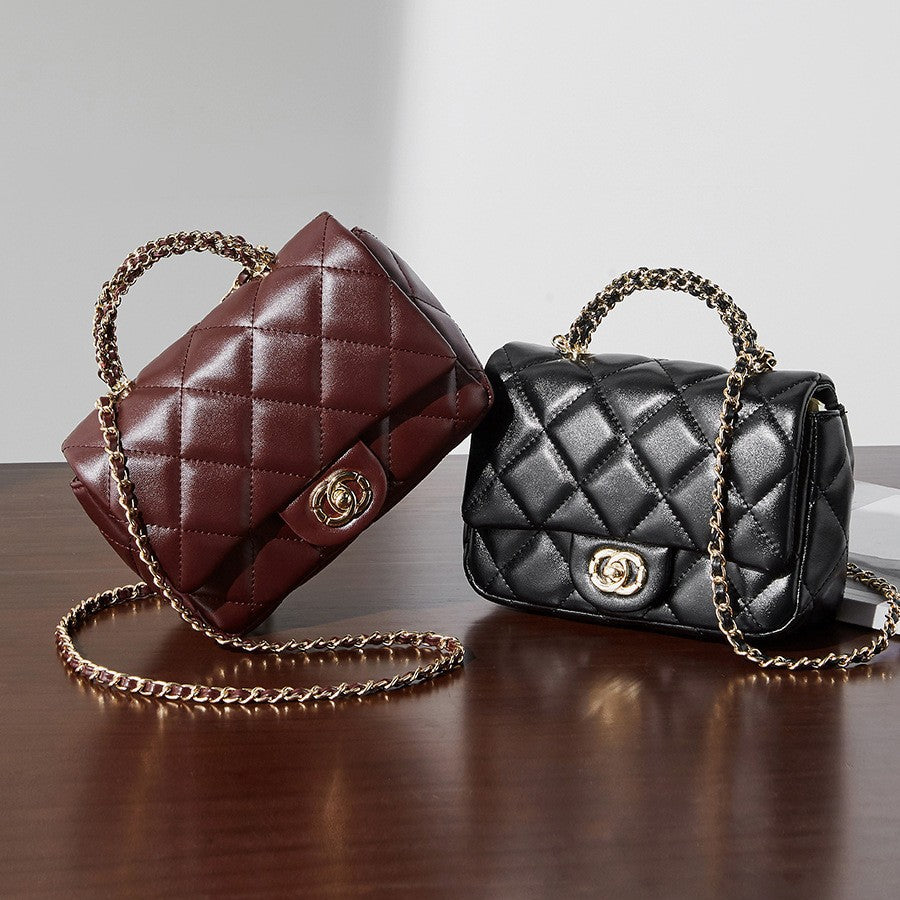 Bolso de Mano con Cadena Metálica y Diseño de Rombos