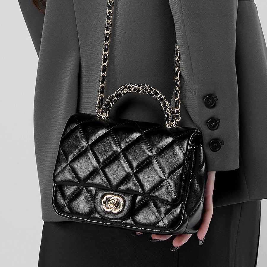 Bolso de Mano con Cadena Metálica y Diseño de Rombos