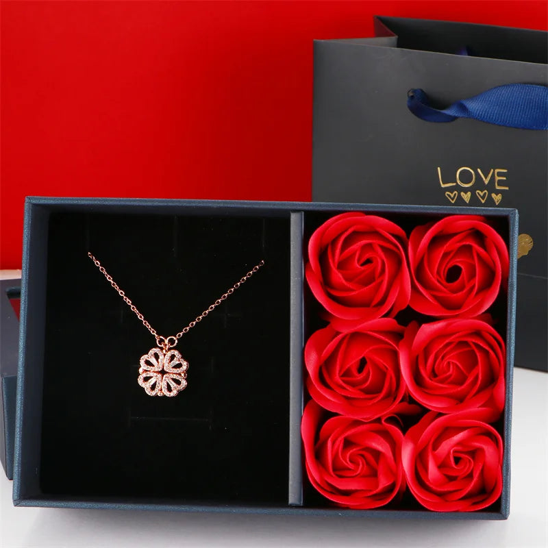 Collar Trébol de Cuatro Hojas — Colgante Magnético Corazón