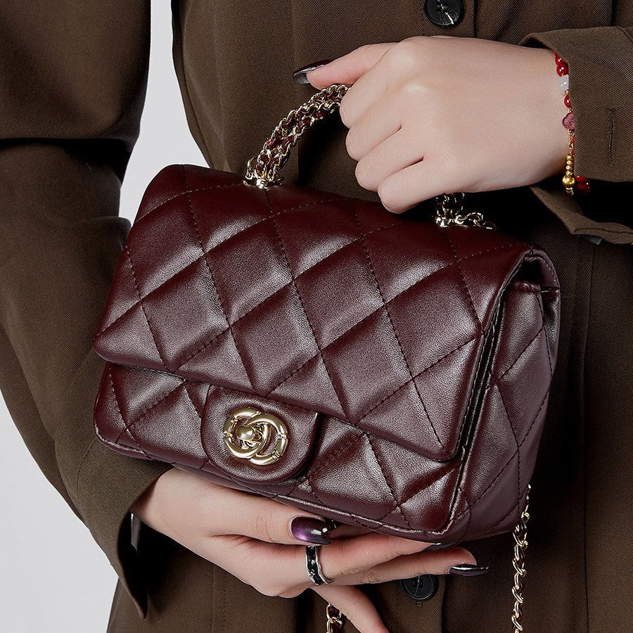 Bolso de Mano con Cadena Metálica y Diseño de Rombos