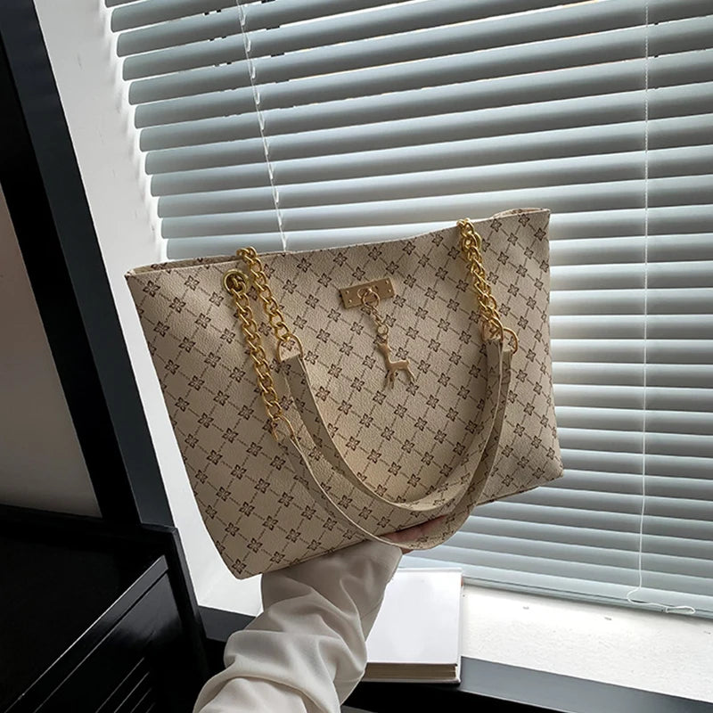 Bolso Tote Nuevo de Piel Suave con Textura, Gran Capacidad para Mujer, con Accesorios Colgantes