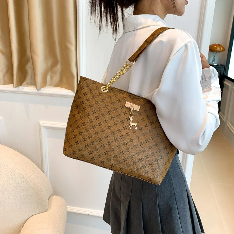 Bolso Tote Nuevo de Piel Suave con Textura, Gran Capacidad para Mujer, con Accesorios Colgantes