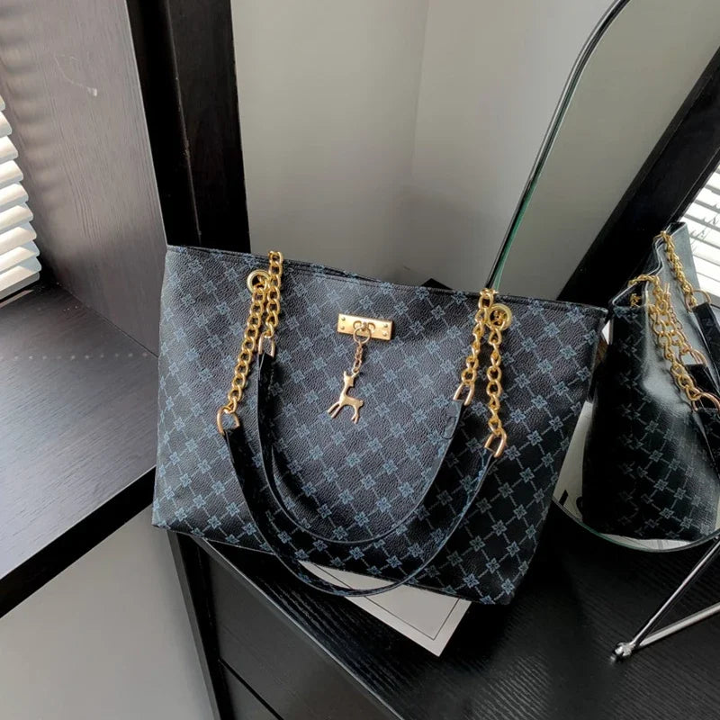 Bolso Tote Nuevo de Piel Suave con Textura, Gran Capacidad para Mujer, con Accesorios Colgantes