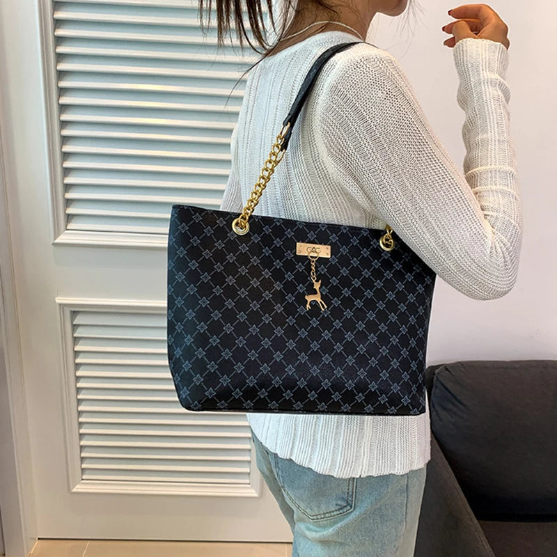 Bolso Tote Nuevo de Piel Suave con Textura, Gran Capacidad para Mujer, con Accesorios Colgantes