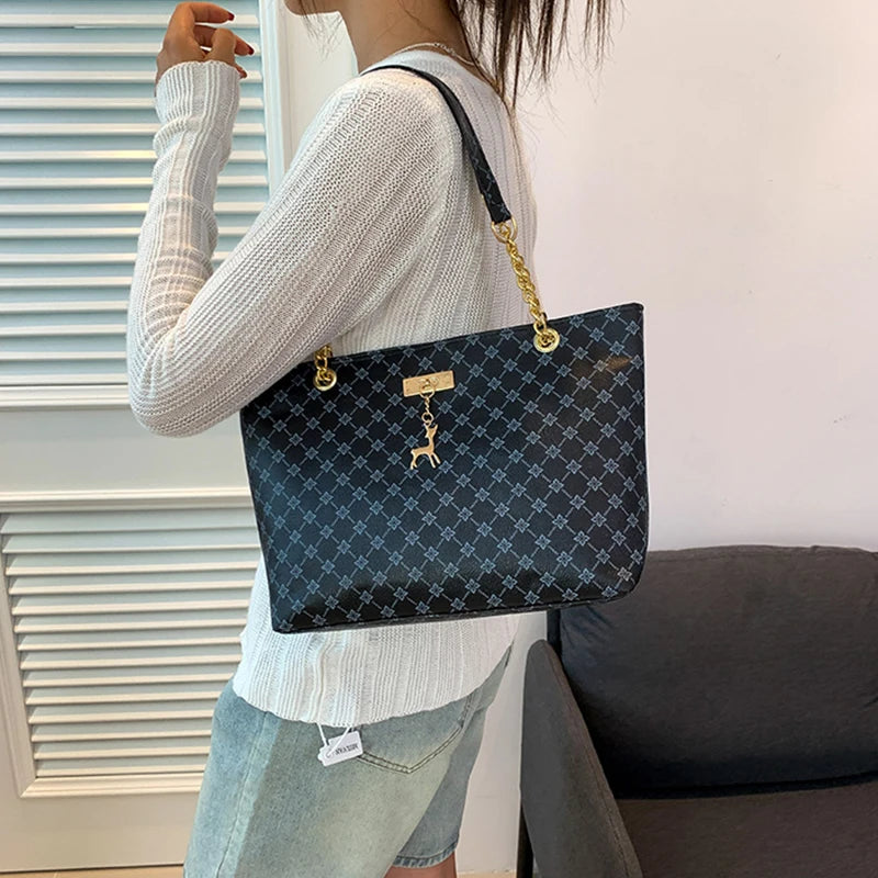 Bolso Tote Nuevo de Piel Suave con Textura, Gran Capacidad para Mujer, con Accesorios Colgantes