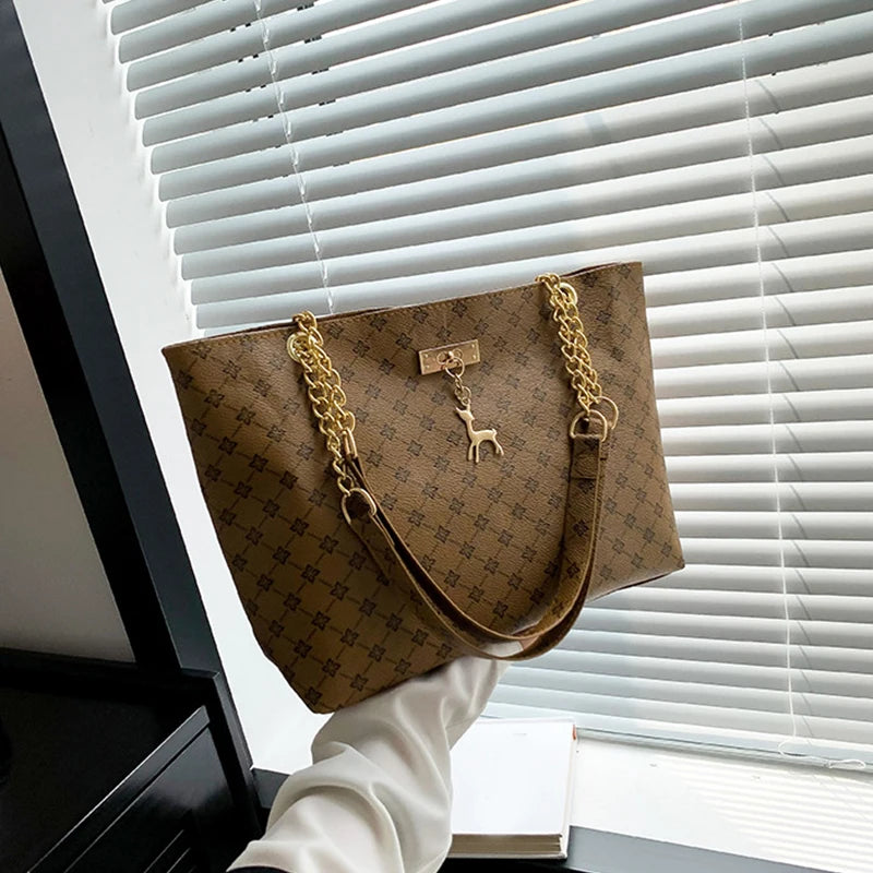 Bolso Tote Nuevo de Piel Suave con Textura, Gran Capacidad para Mujer, con Accesorios Colgantes