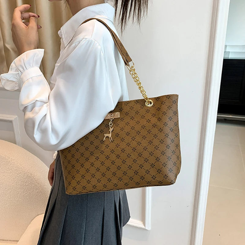 Bolso Tote Nuevo de Piel Suave con Textura, Gran Capacidad para Mujer, con Accesorios Colgantes