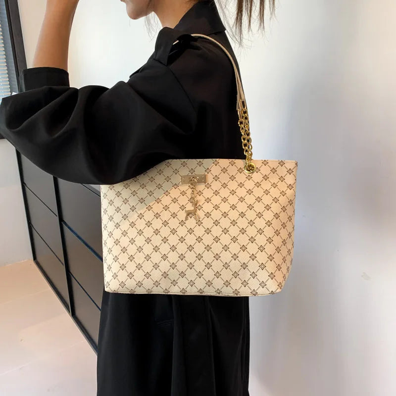 Bolso Tote Nuevo de Piel Suave con Textura, Gran Capacidad para Mujer, con Accesorios Colgantes