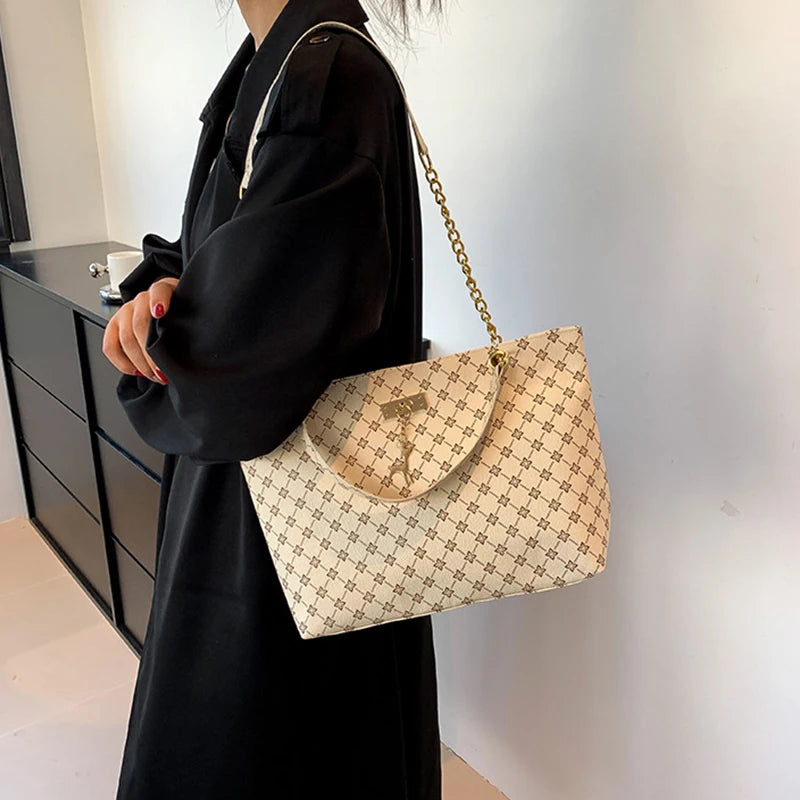 Bolso Tote Nuevo de Piel Suave con Textura, Gran Capacidad para Mujer, con Accesorios Colgantes