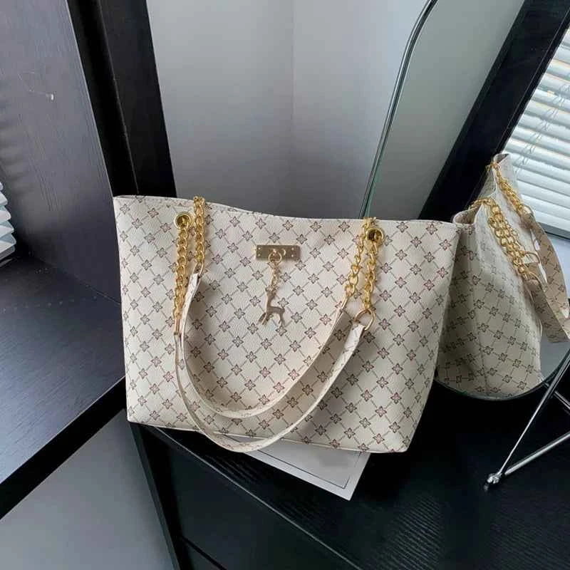 Bolso Tote Nuevo de Piel Suave con Textura, Gran Capacidad para Mujer, con Accesorios Colgantes
