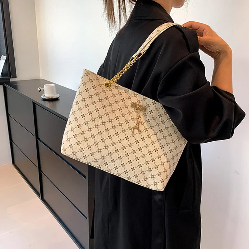 Bolso Tote Nuevo de Piel Suave con Textura, Gran Capacidad para Mujer, con Accesorios Colgantes