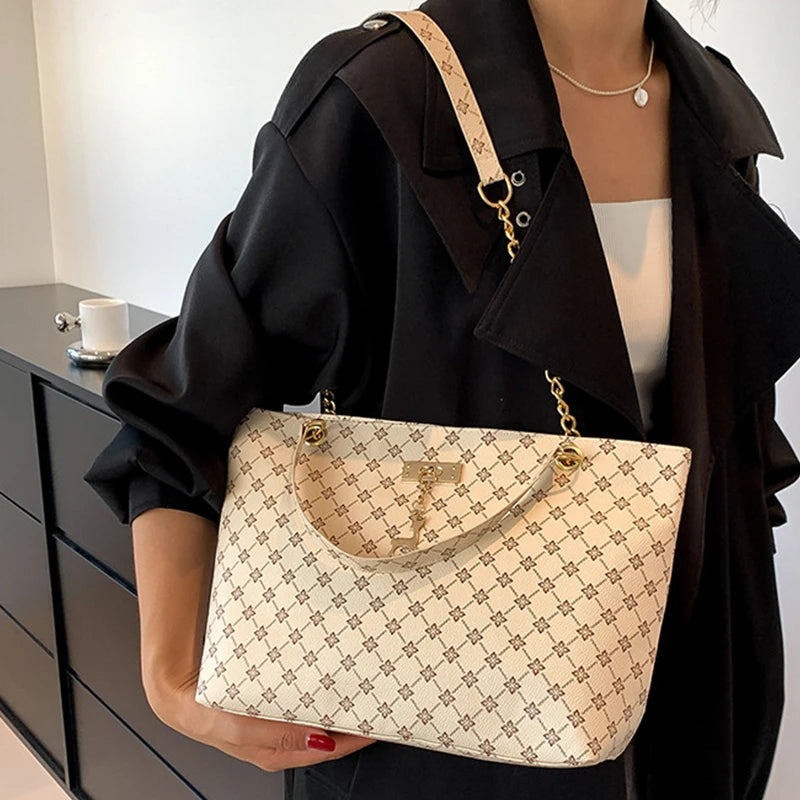 Bolso Tote Nuevo de Piel Suave con Textura, Gran Capacidad para Mujer, con Accesorios Colgantes