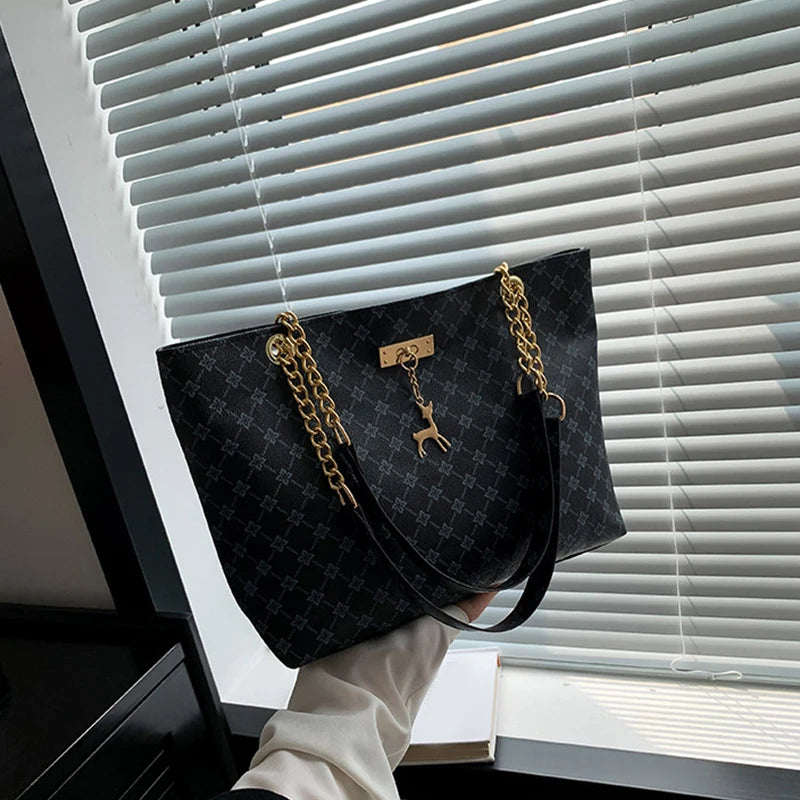 Bolso Tote Nuevo de Piel Suave con Textura, Gran Capacidad para Mujer, con Accesorios Colgantes