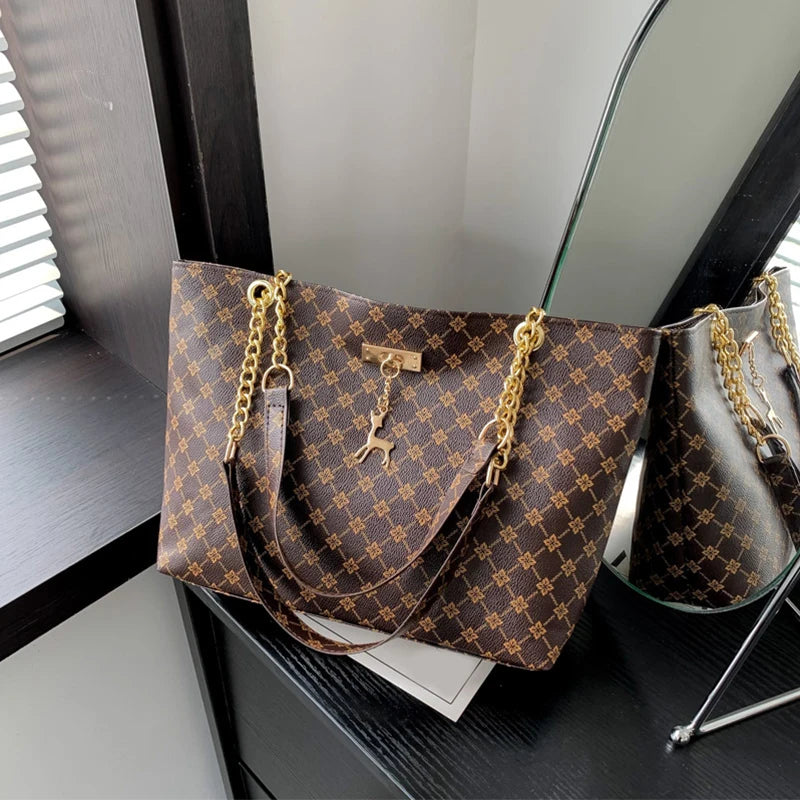 Bolso Tote Nuevo de Piel Suave con Textura, Gran Capacidad para Mujer, con Accesorios Colgantes
