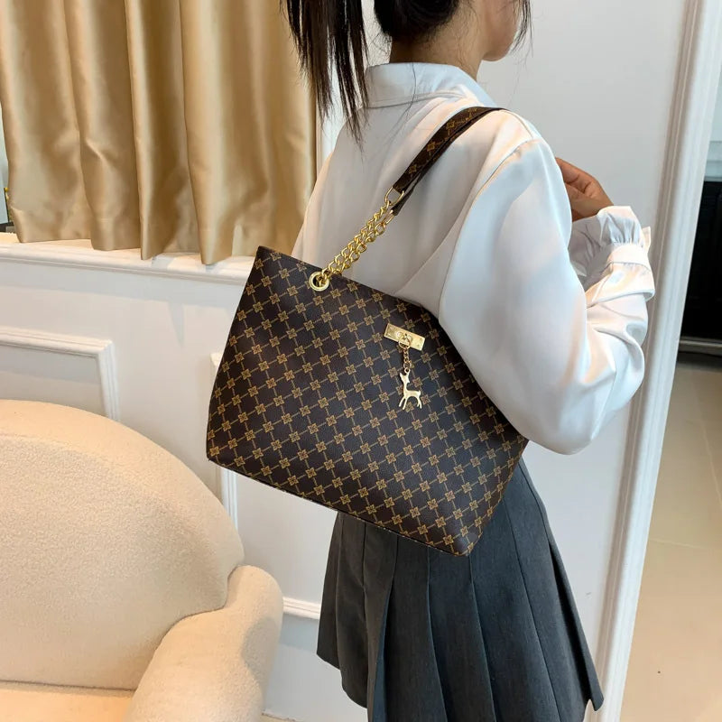 Bolso Tote Nuevo de Piel Suave con Textura, Gran Capacidad para Mujer, con Accesorios Colgantes