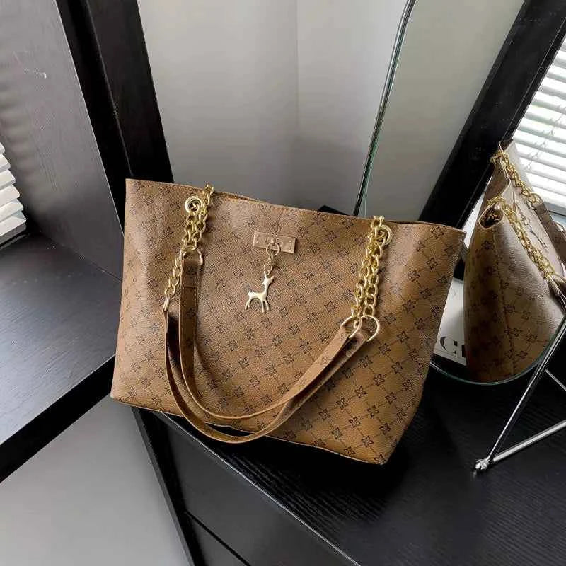 Bolso Tote Nuevo de Piel Suave con Textura, Gran Capacidad para Mujer, con Accesorios Colgantes