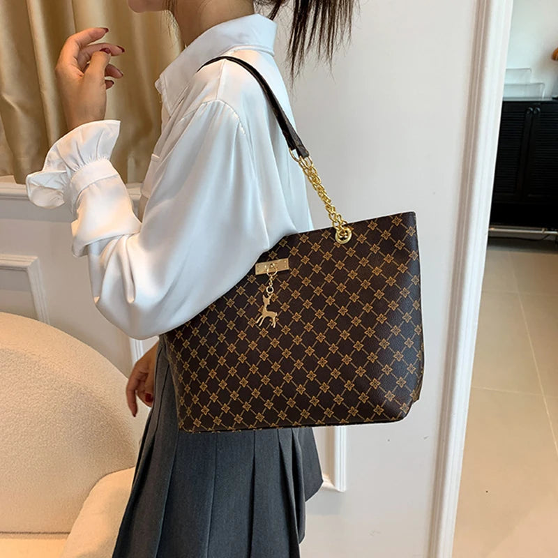 Bolso Tote Nuevo de Piel Suave con Textura, Gran Capacidad para Mujer, con Accesorios Colgantes