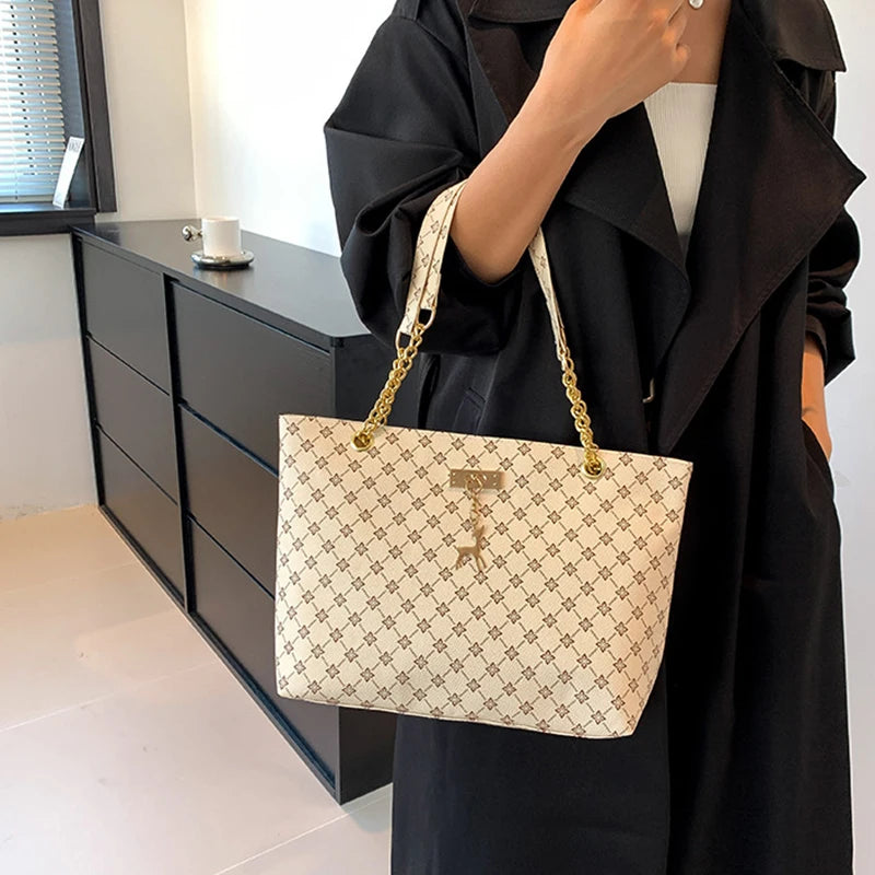 Bolso Tote Nuevo de Piel Suave con Textura, Gran Capacidad para Mujer, con Accesorios Colgantes
