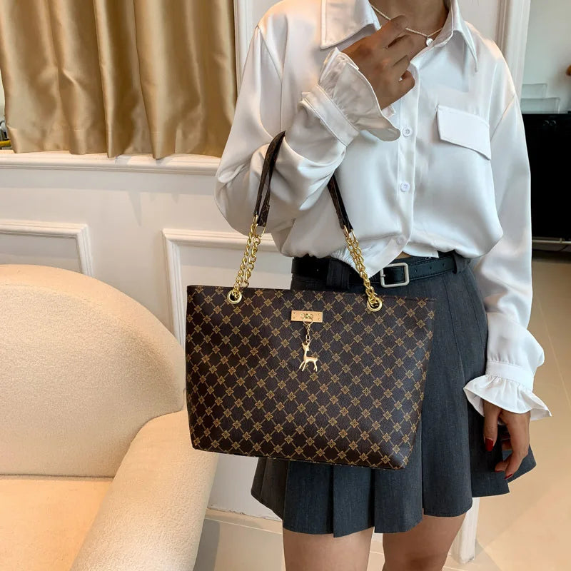 Bolso Tote Nuevo de Piel Suave con Textura, Gran Capacidad para Mujer, con Accesorios Colgantes
