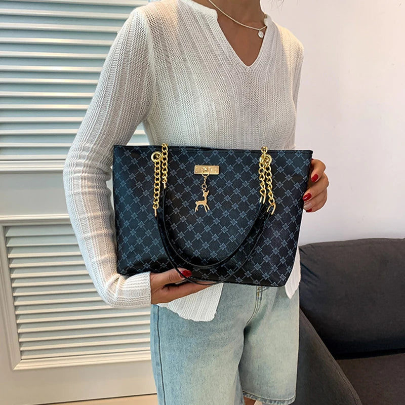 Bolso Tote Nuevo de Piel Suave con Textura, Gran Capacidad para Mujer, con Accesorios Colgantes