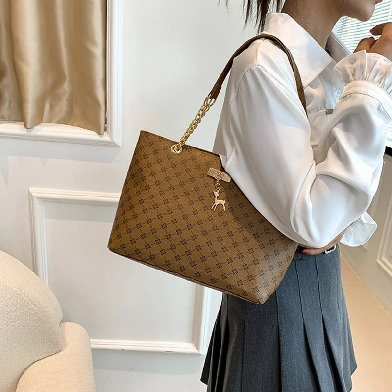 Bolso Tote Nuevo de Piel Suave con Textura, Gran Capacidad para Mujer, con Accesorios Colgantes