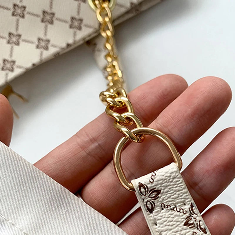 Bolso Tote Nuevo de Piel Suave con Textura, Gran Capacidad para Mujer, con Accesorios Colgantes